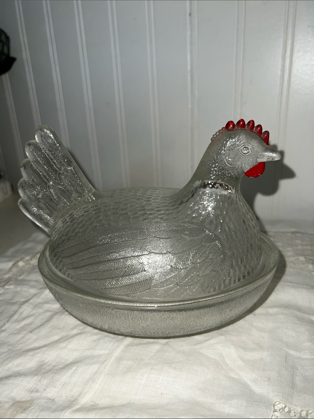 V tg Clear Indiana Glass Hen on nest with red comb. Chicken, Covered Dish